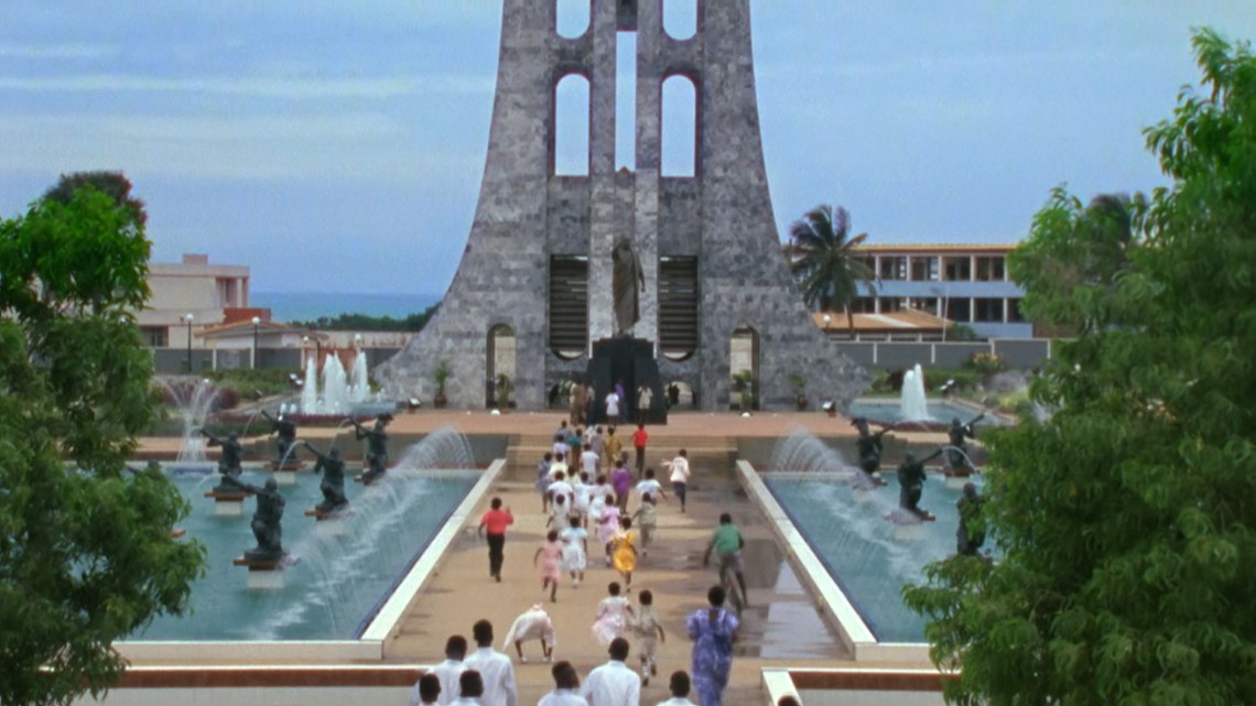 V1-0001_Nkrumah_Memorial_and_kids00241813